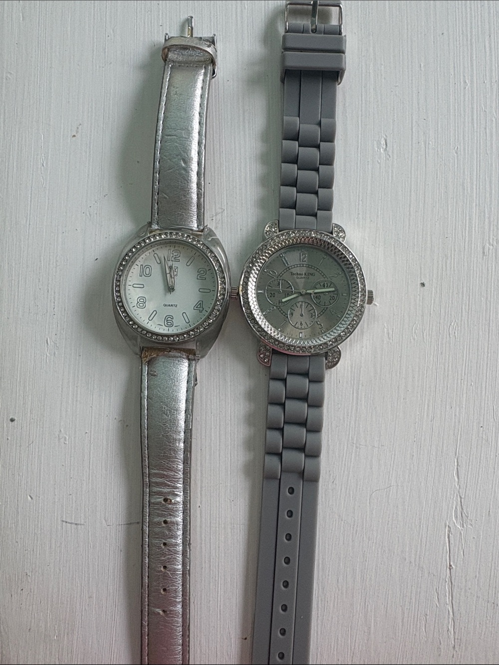 Vintage Women's Gray Fashion Watch DuoSilverTone and Gray Styles need batteries